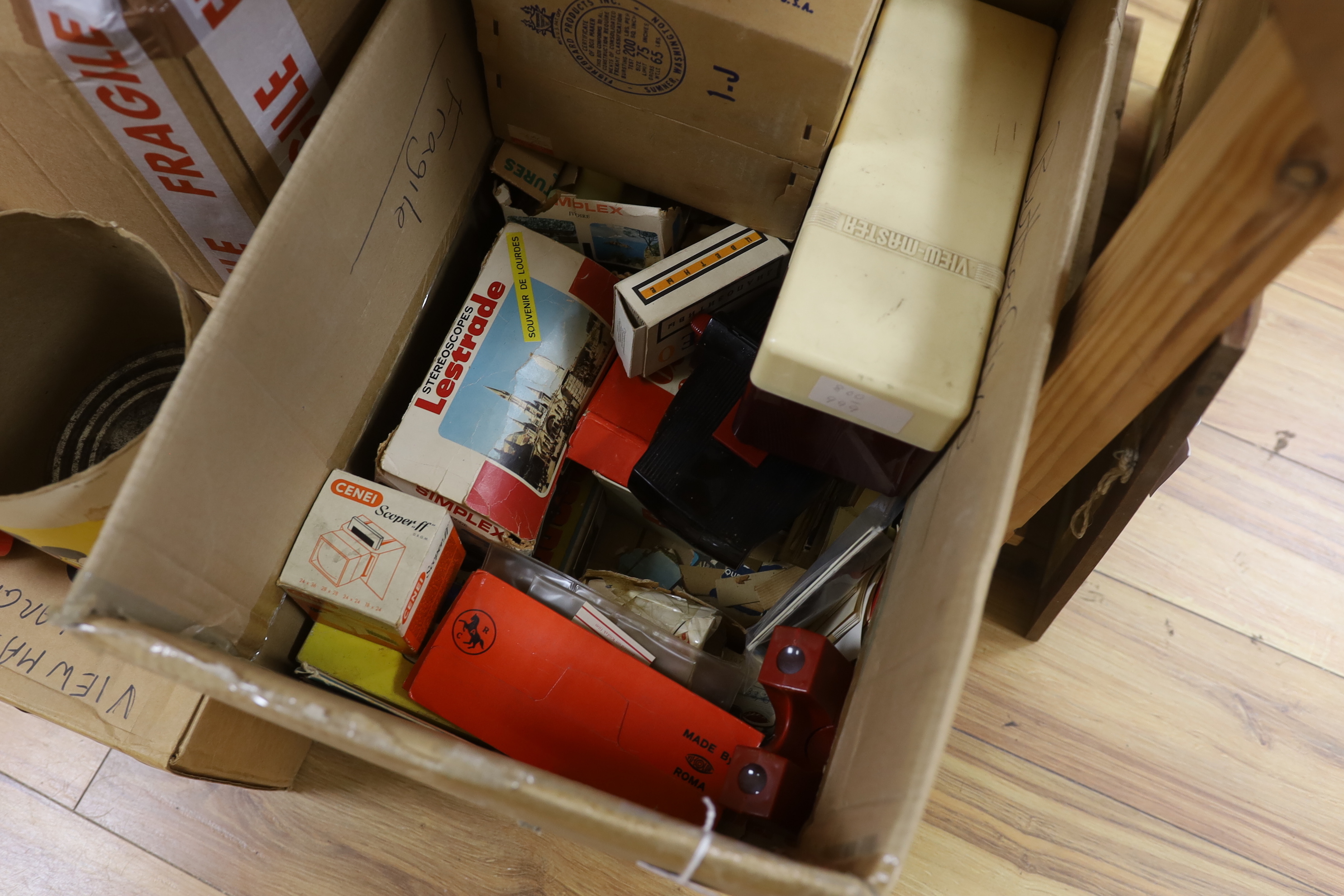 Fifteen View-Master viewers including a ‘Model K’, a Mickey Mouse viewer, etc. together with a boxed Junior Projector, a large View-Master projector in a Disney themed cylindrical ‘tub’, three additional View-Master card